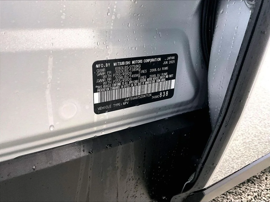 New 2025 Silver Mitsubishi SE image 15