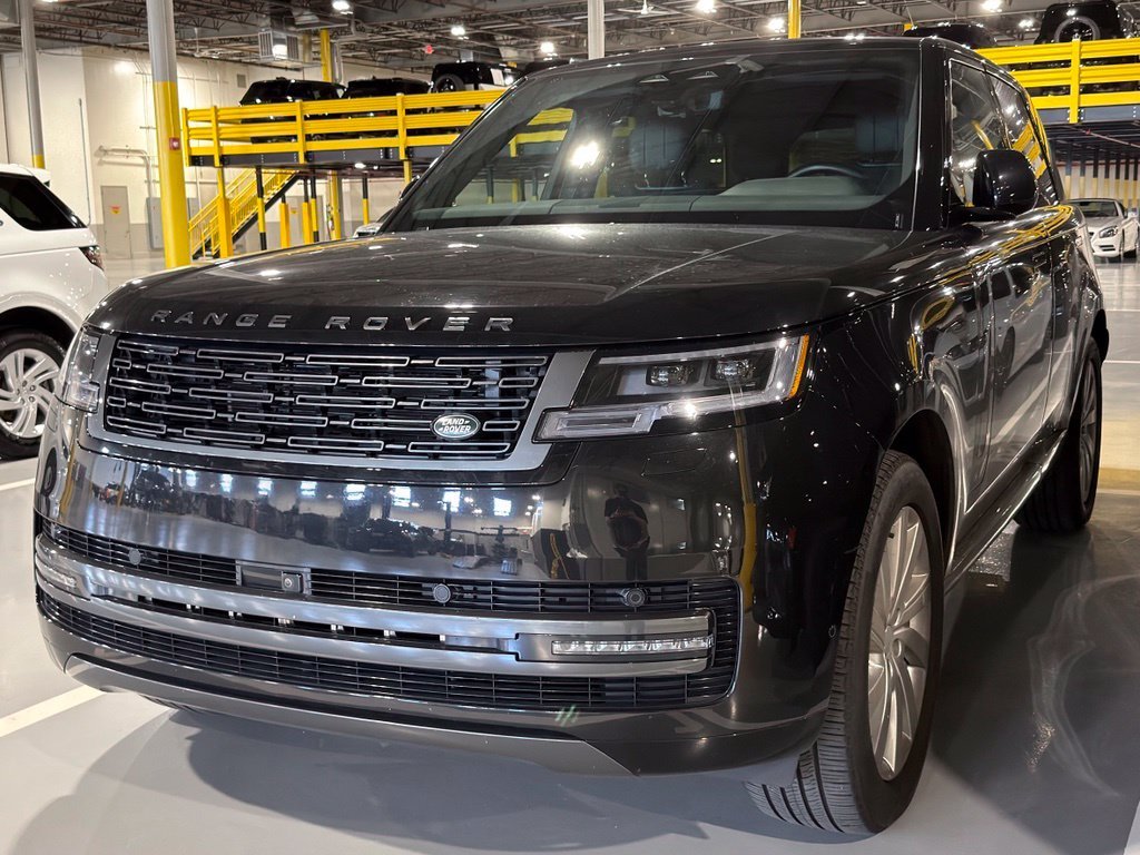 Used 2025 Santorini Black Metallic Land Rover SE image 1