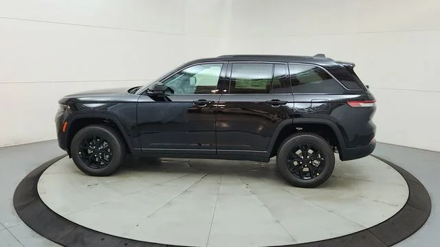 New 2026 Diamond Black Crystal Pearlcoat Jeep Altitude image 6