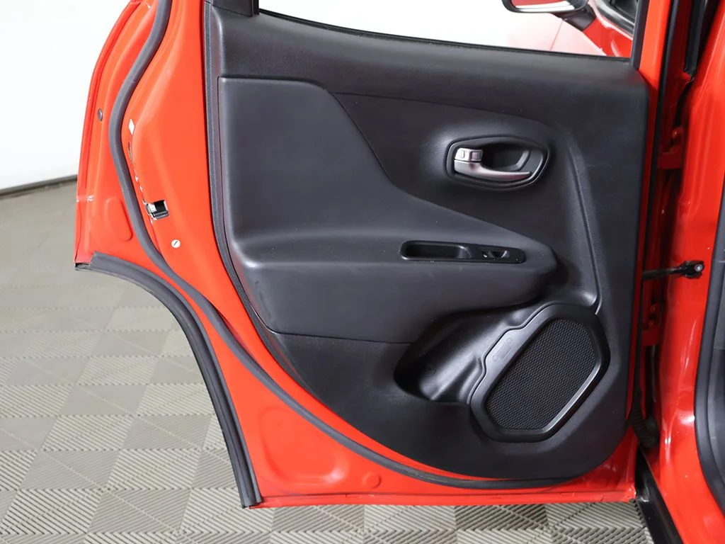 Used 2020 Red Jeep Latitude image 19