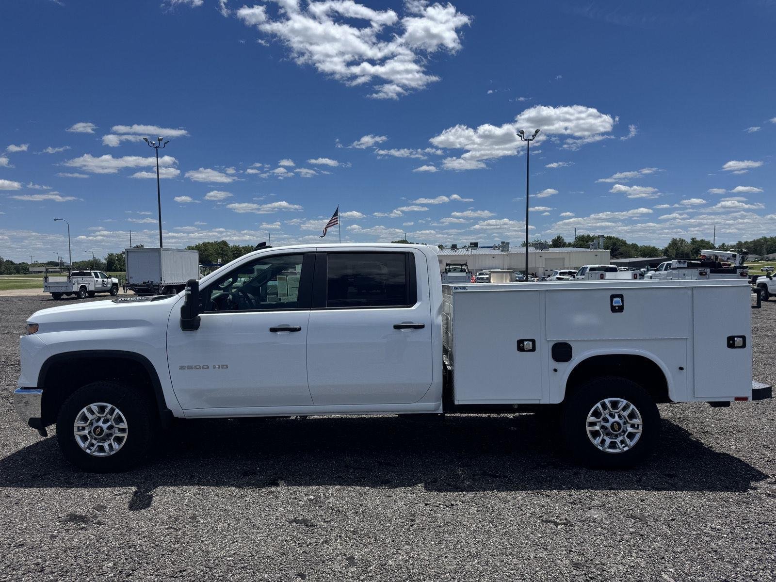 New 2026 Summit White Chevrolet WT image 5