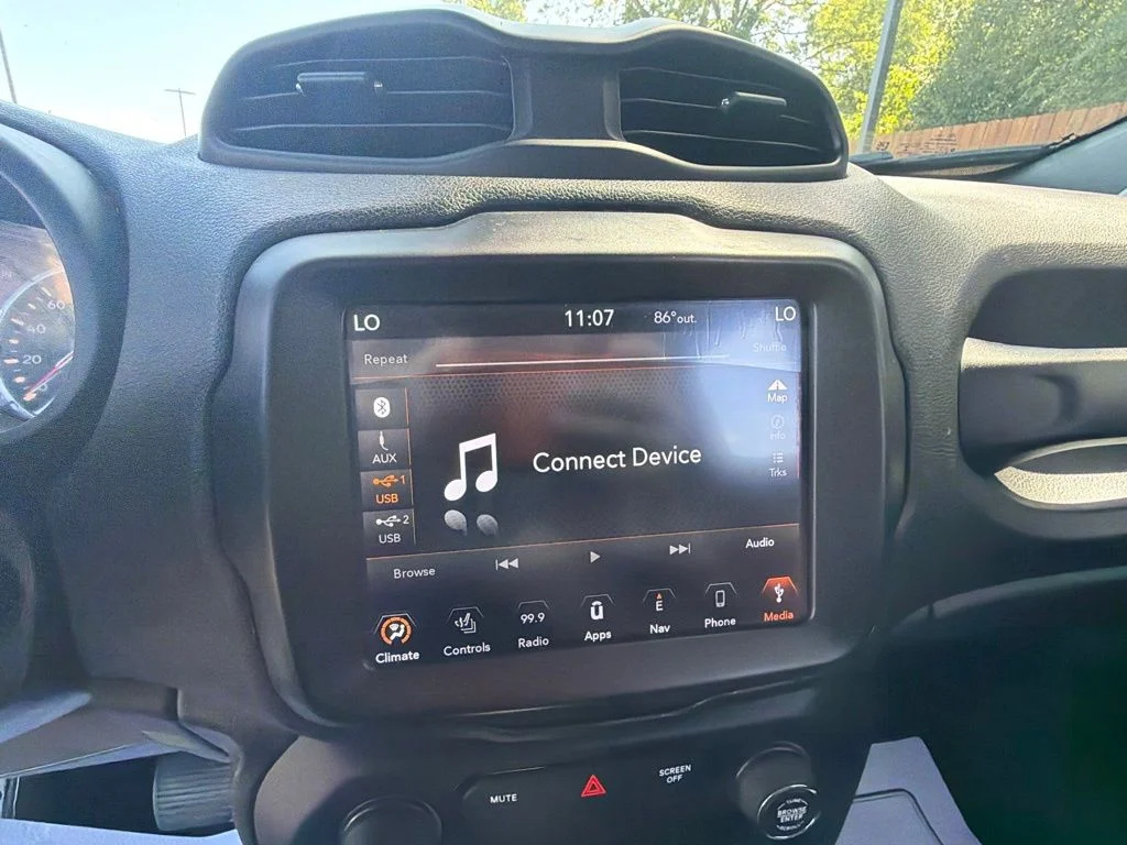 Used 2018 Silver Jeep Limited image 22