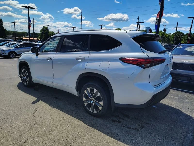 Used 2023 Off-white Toyota XLE image 6