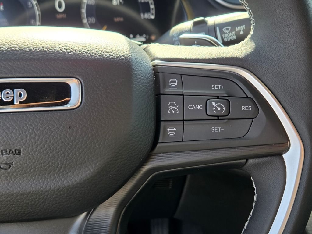 Used 2025 White/off-white Jeep  image 27