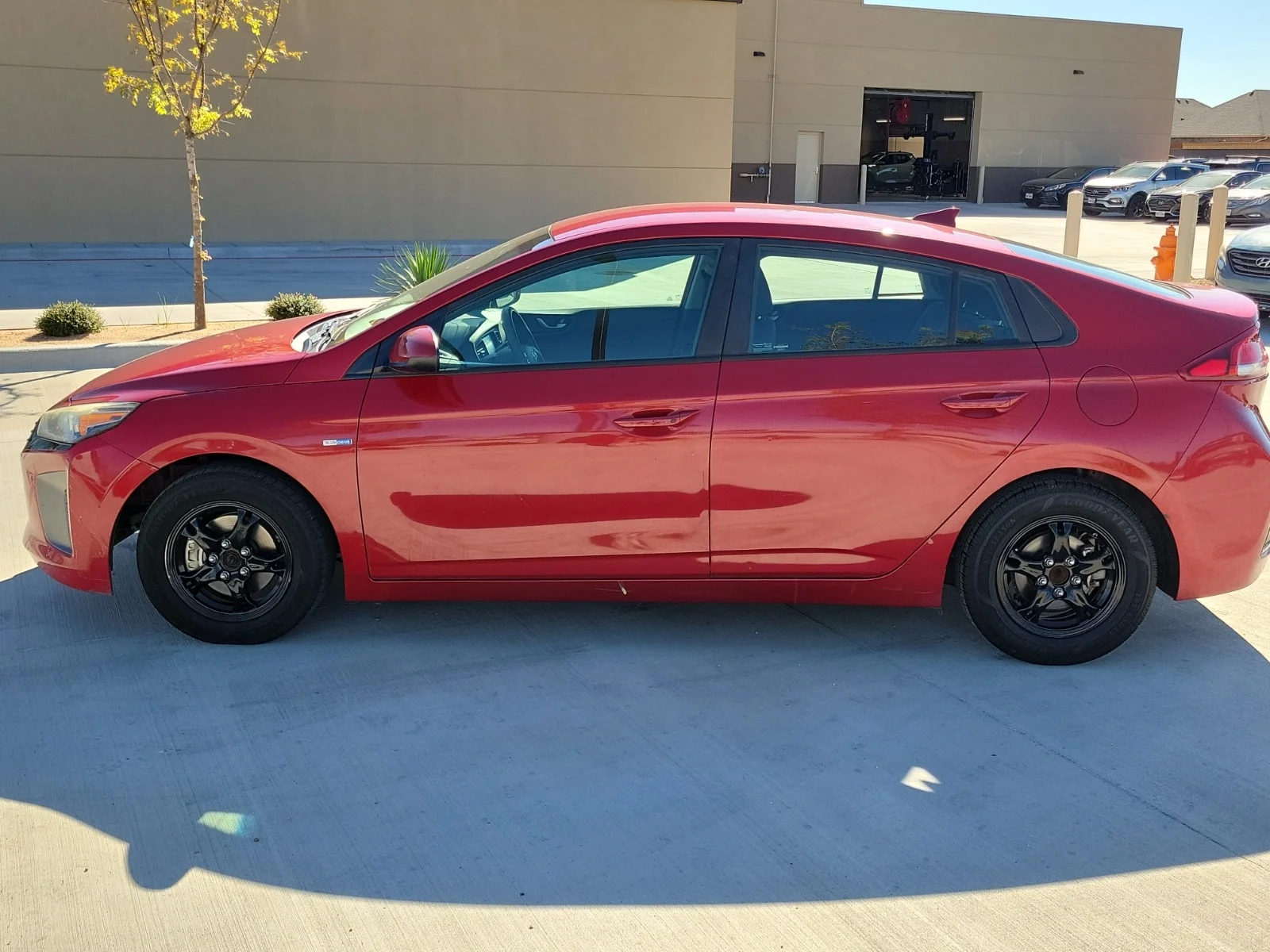 Used 2019 Red Hyundai Blue image 2