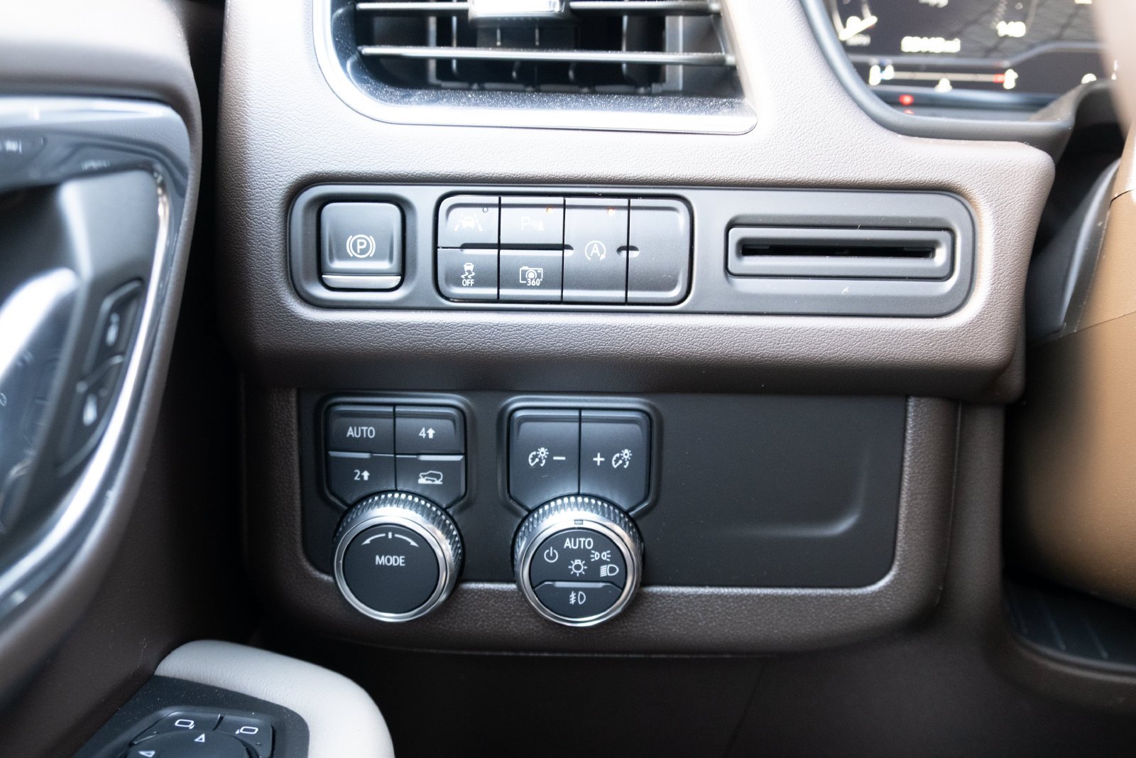 Used 2024 White Frost Tricoat GMC SLT image 11