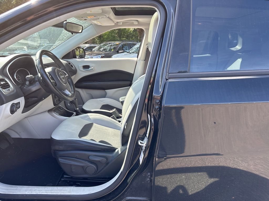 Used 2019 Black Jeep Latitude image 10