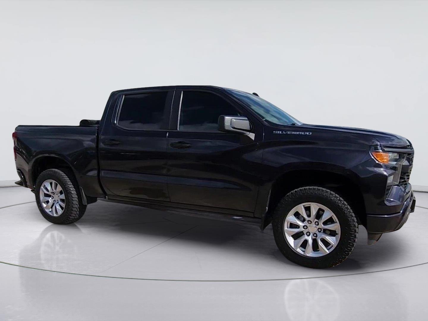 2022 Chevrolet Silverado 1500 photo 2 of 32