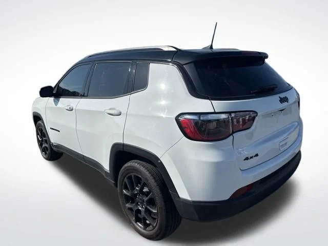 Used 2022 White Jeep Latitude image 3