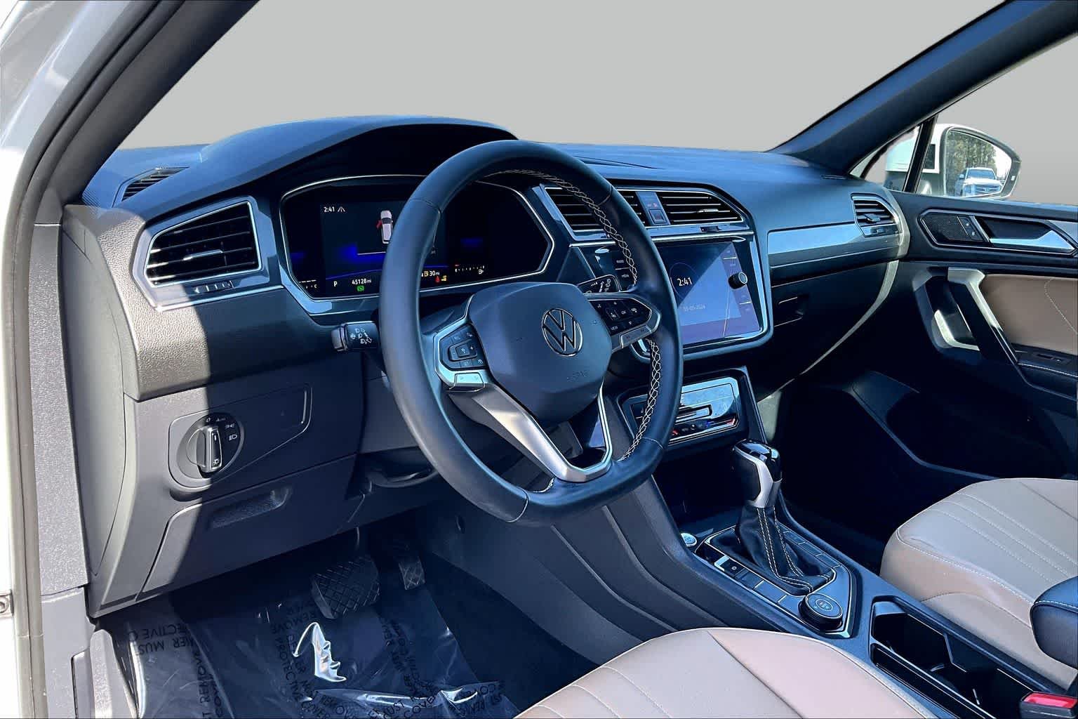 Used 2022 Pure White Volkswagen SE image 18