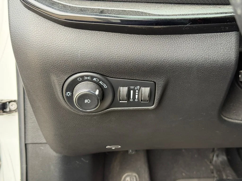 Used 2022 White Jeep Trailhawk image 18