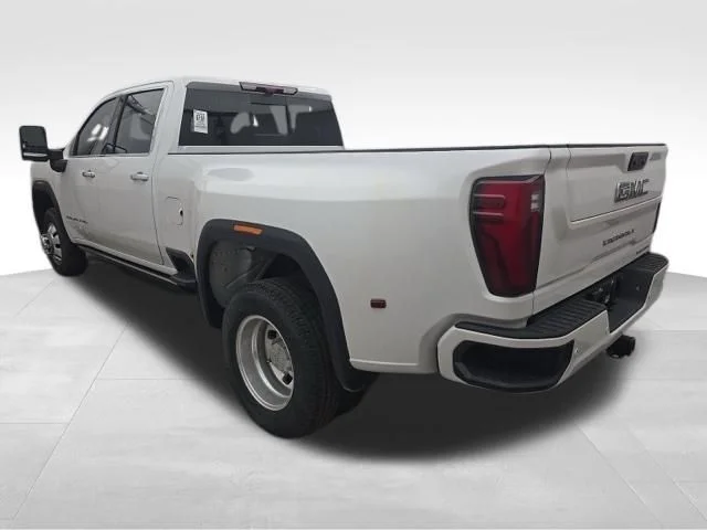 Used 2025  GMC Denali Ultimate image 5