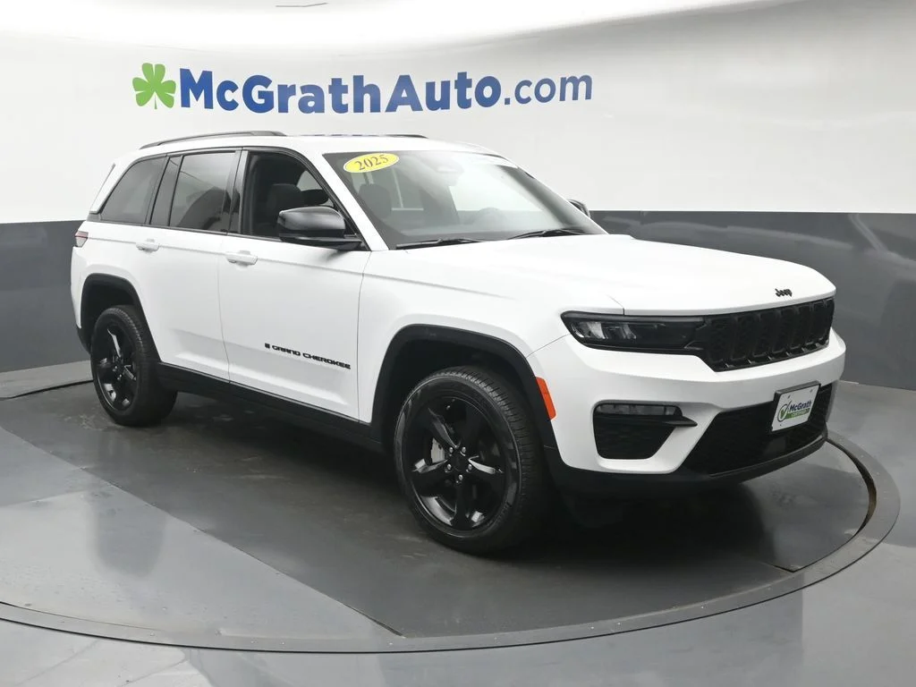 Used 2025 White Jeep Limited image 3