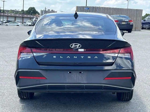 Used 2025 Black Hyundai SEL Sport image 12