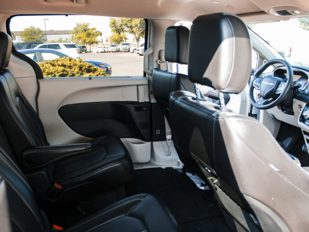 Used 2023 Silver Mist Clearcoat Chrysler Touring L image 29