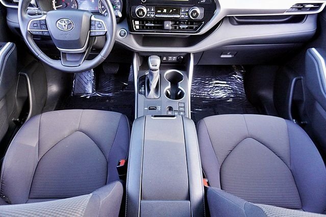 Used 2025 Silver Toyota LE image 19