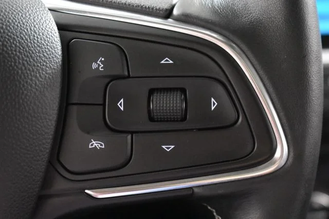 Used 2023  Buick Essence image 25