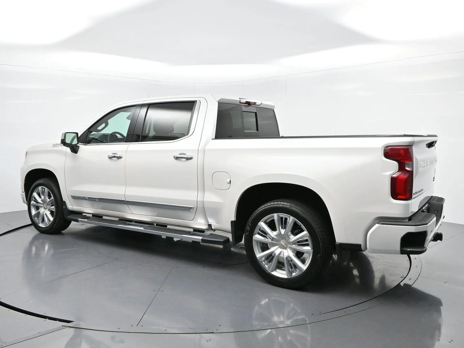 Used 2024 Iridescent Pearl Tricoat Chevrolet High Country image 5
