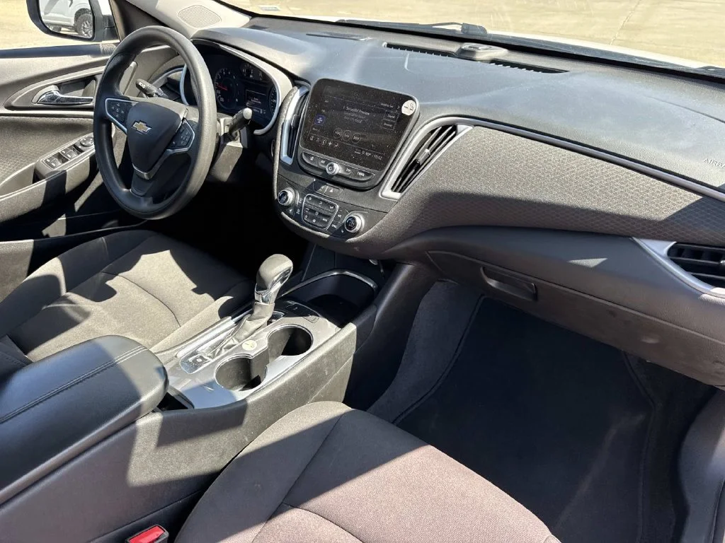 Used 2025 White Chevrolet LT image 34