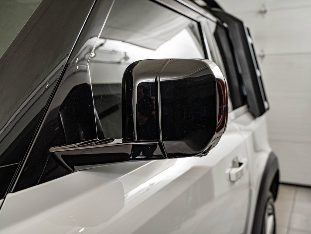 Used 2023 White Land Rover X-Dynamic SE image 9