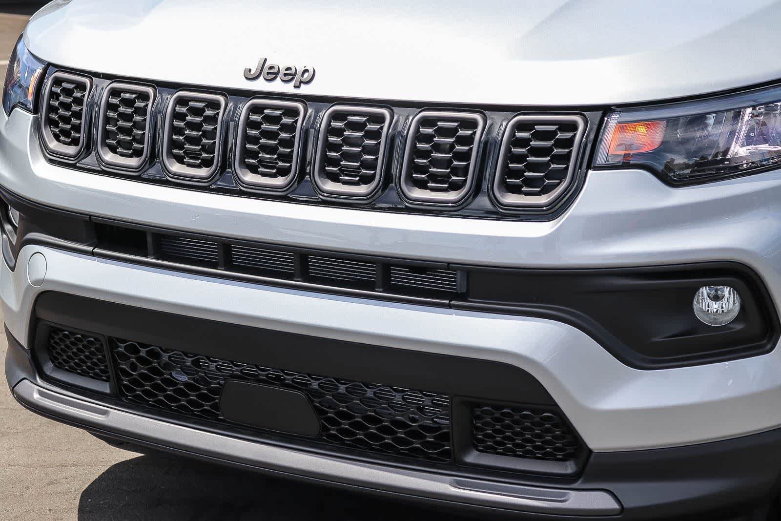 New 2026 Silver Zynith Metallic Clear-Coat Exterior Paint Jeep Latitude Altitude image 9