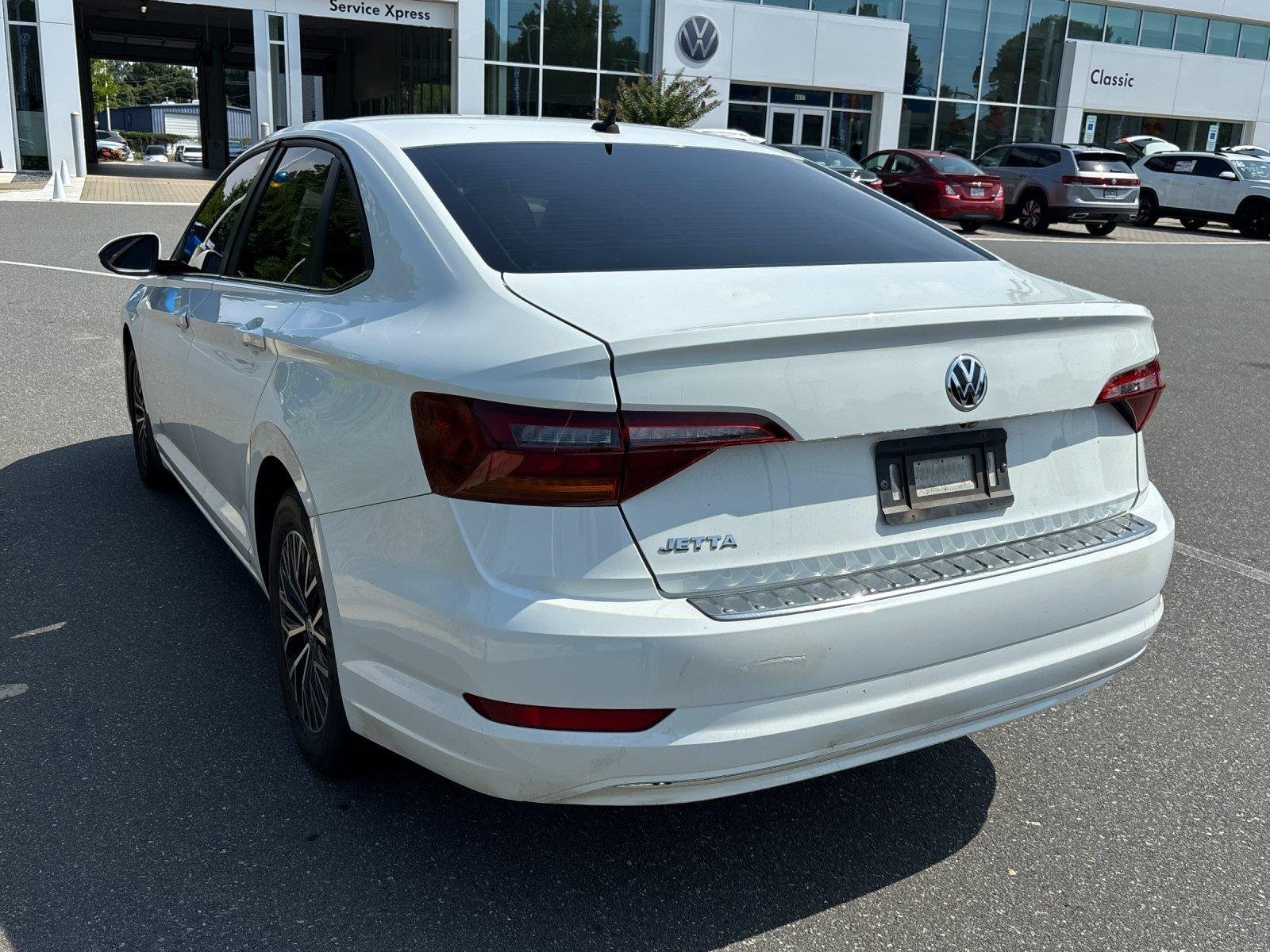 Used 2019 Pure White Volkswagen SE image 3