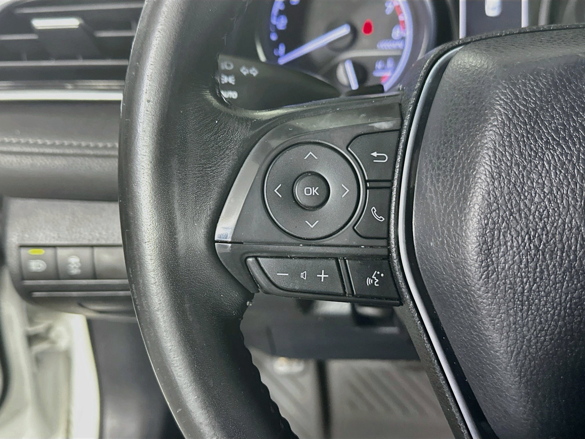 Used 2018 Super White Toyota SE image 16