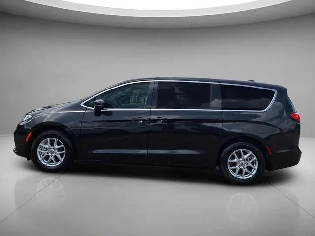 Used 2023 Brilliant Black Crystal Pearlcoat Chrysler Touring L image 2