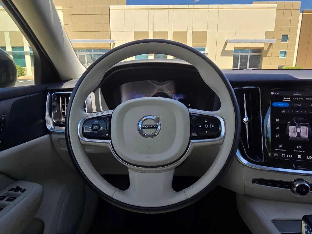 Used 2025 Onyx Black Metallic Volvo Plus image 29