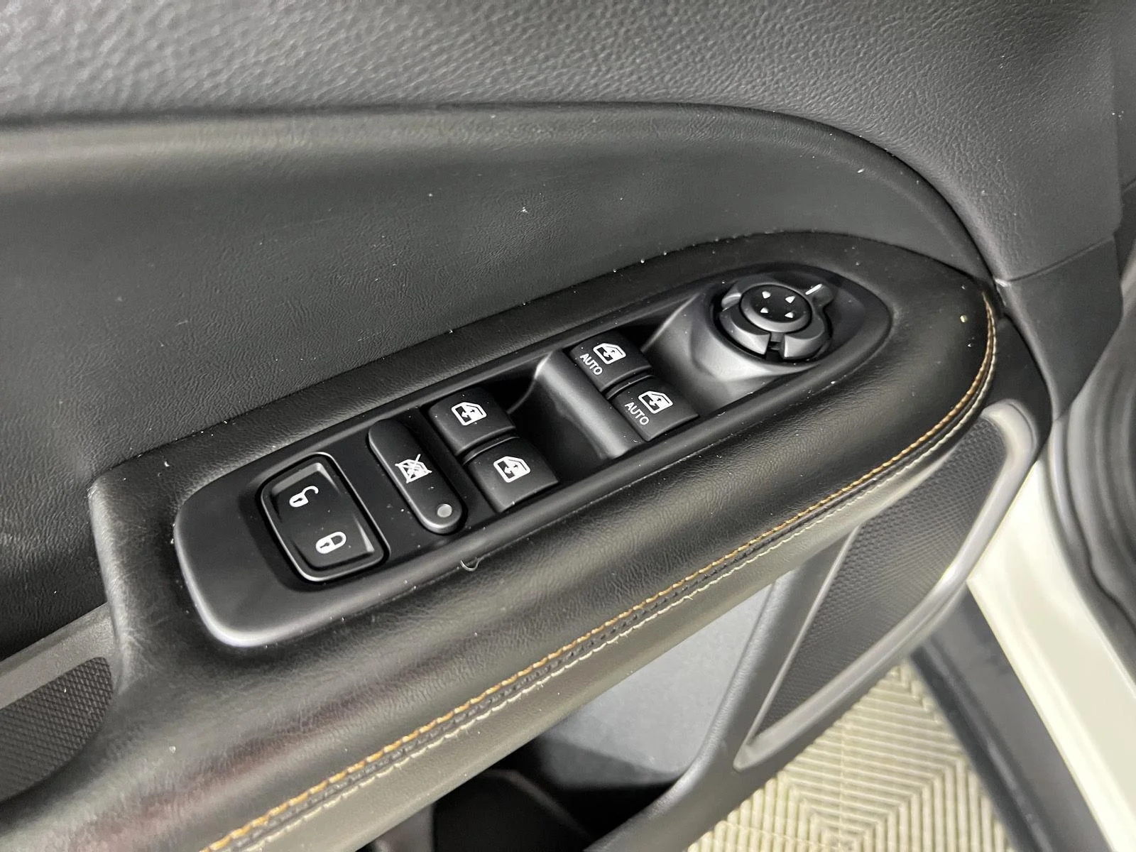 Used 2018 White Clearcoat Jeep Latitude image 11