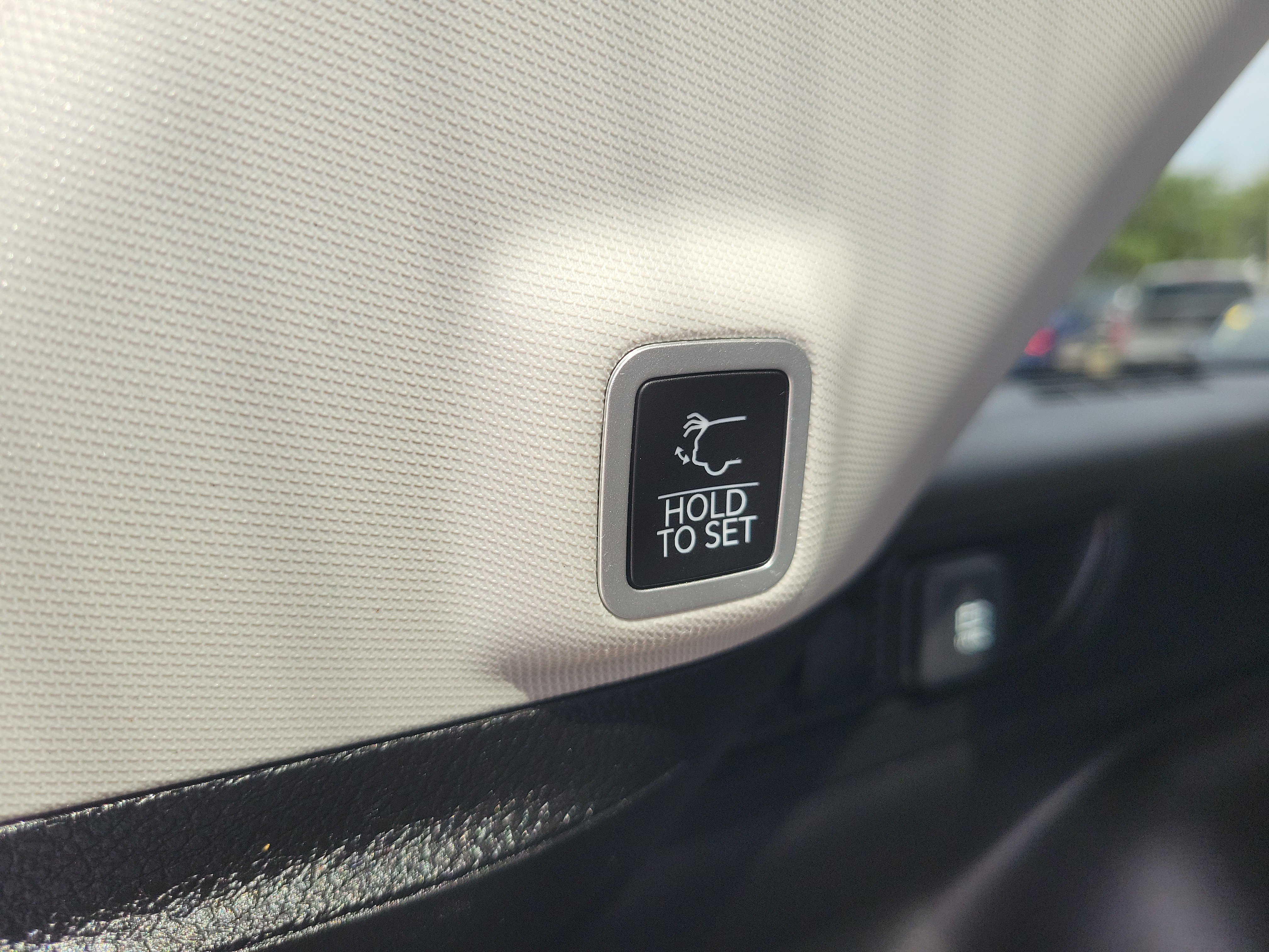 Used 2024 Diamond Black Crystal Pearlcoat Jeep Limited image 10