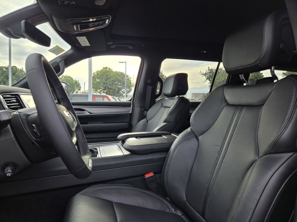 New 2026 Bright White Clear-Coat Exterior Paint Jeep Limited Altitude image 10