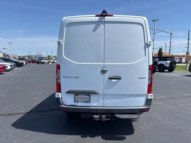 Used 2019 White Freightliner Standard Roof I4 image 8