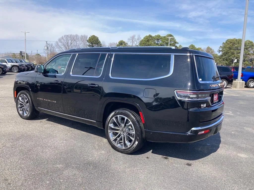 New 2024 Diamond Black Crystal Pearl-Coat Exterior Paint Jeep Series III image 3