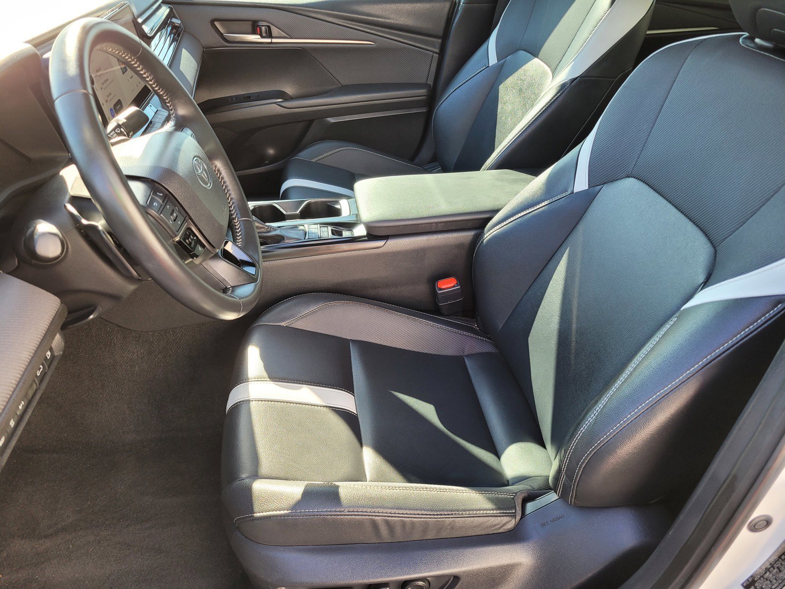 Used 2025 White Toyota  image 16