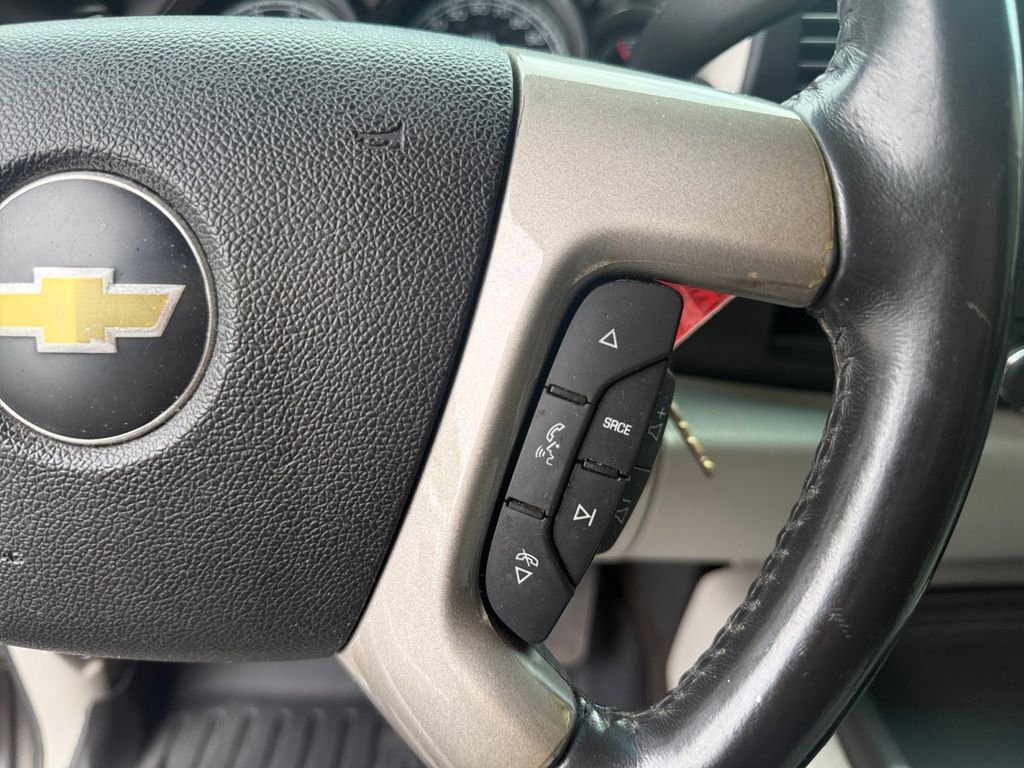 Used 2009 Gray Chevrolet 2HY image 33