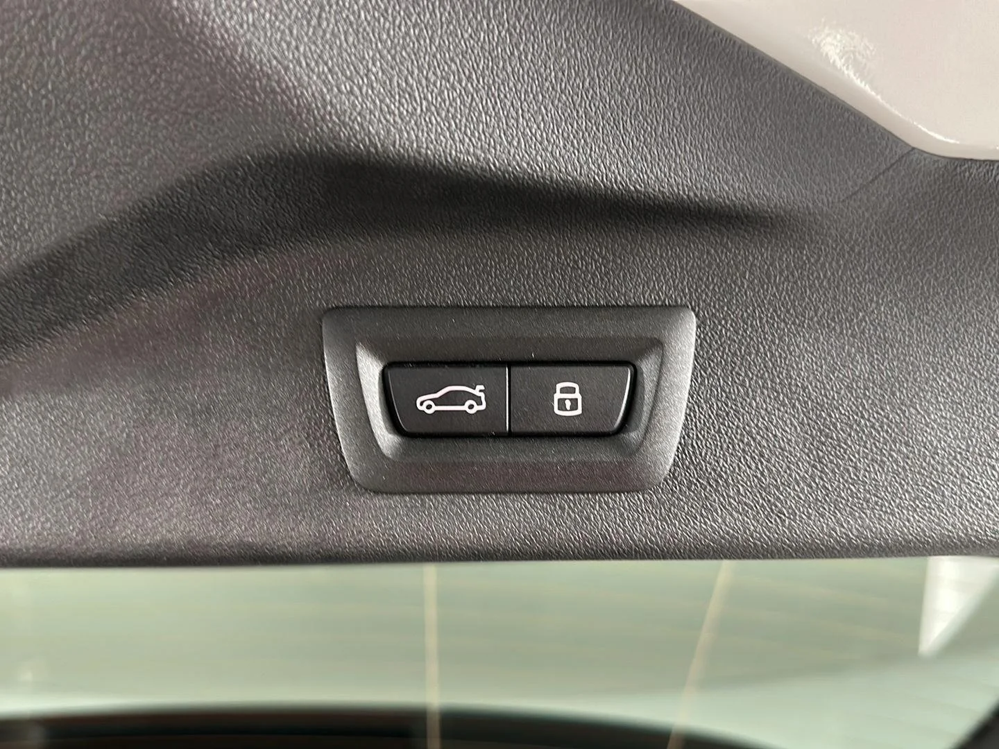 Used 2026 Mineral White Metallic BMW xDrive40i image 32