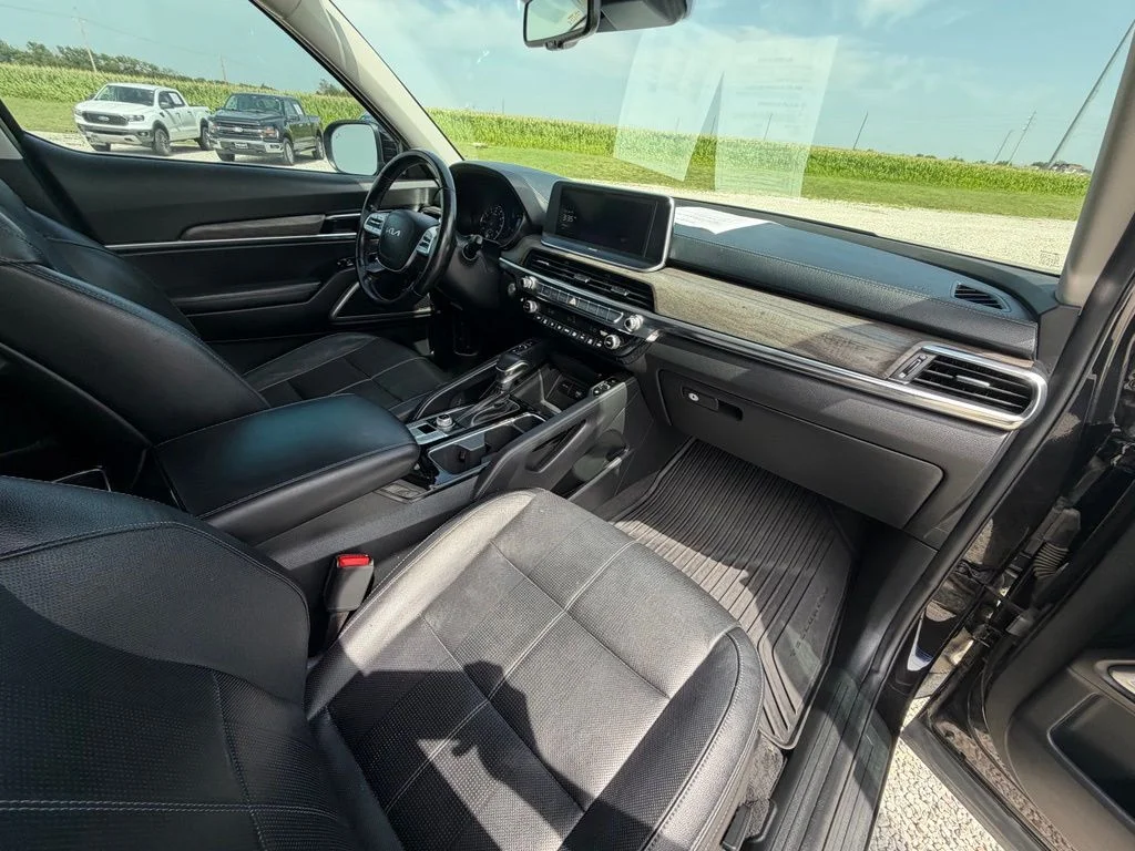 Used 2022 Black Kia EX image 32