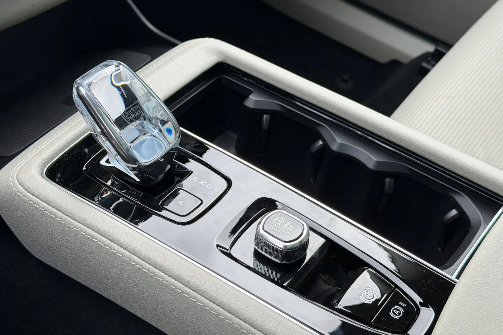 New 2026 VAPOUR GRAY Volvo Ultra image 17