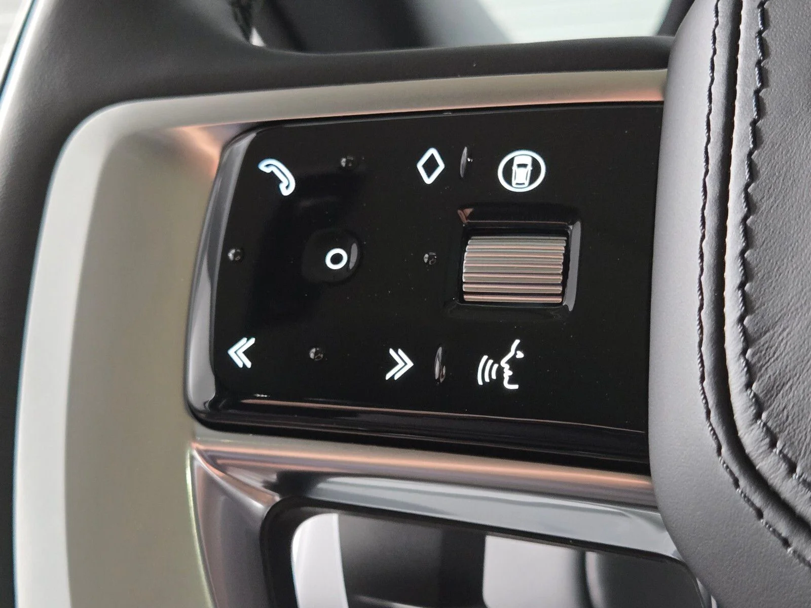 New 2026 Fuji White Land Rover SE image 24