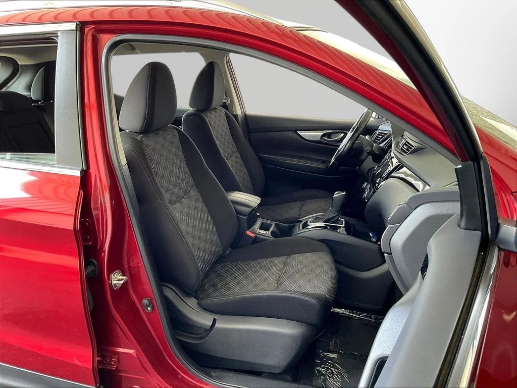 Used 2021 Scarlet Nissan SV image 33