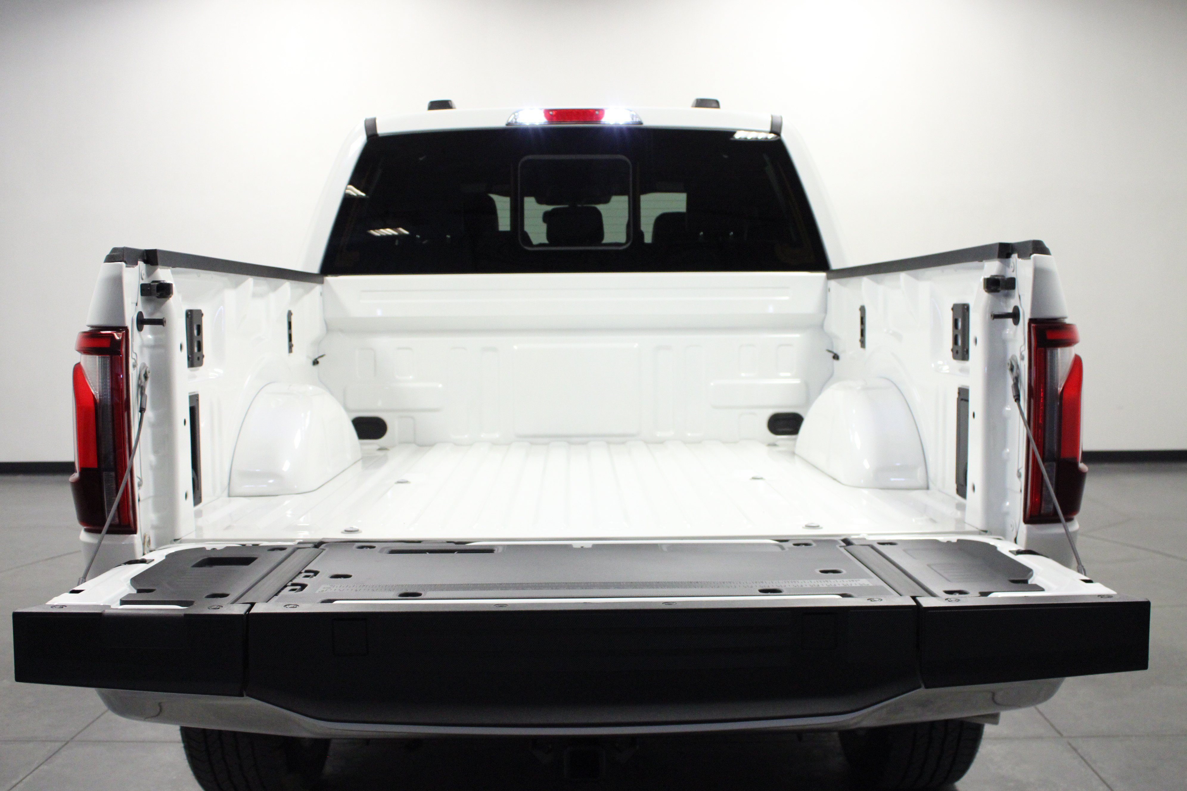 New 2026 Star White Metallic Tri-Coat Ford LARIAT image 15
