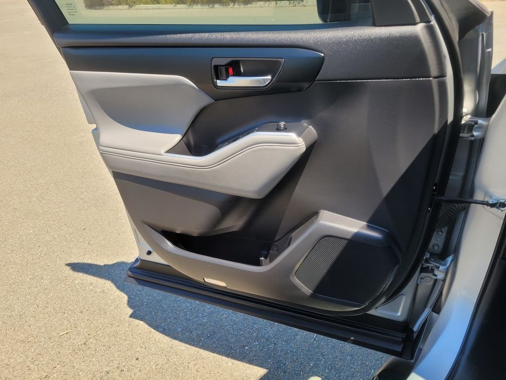 Used 2022 Silver Toyota XLE image 27