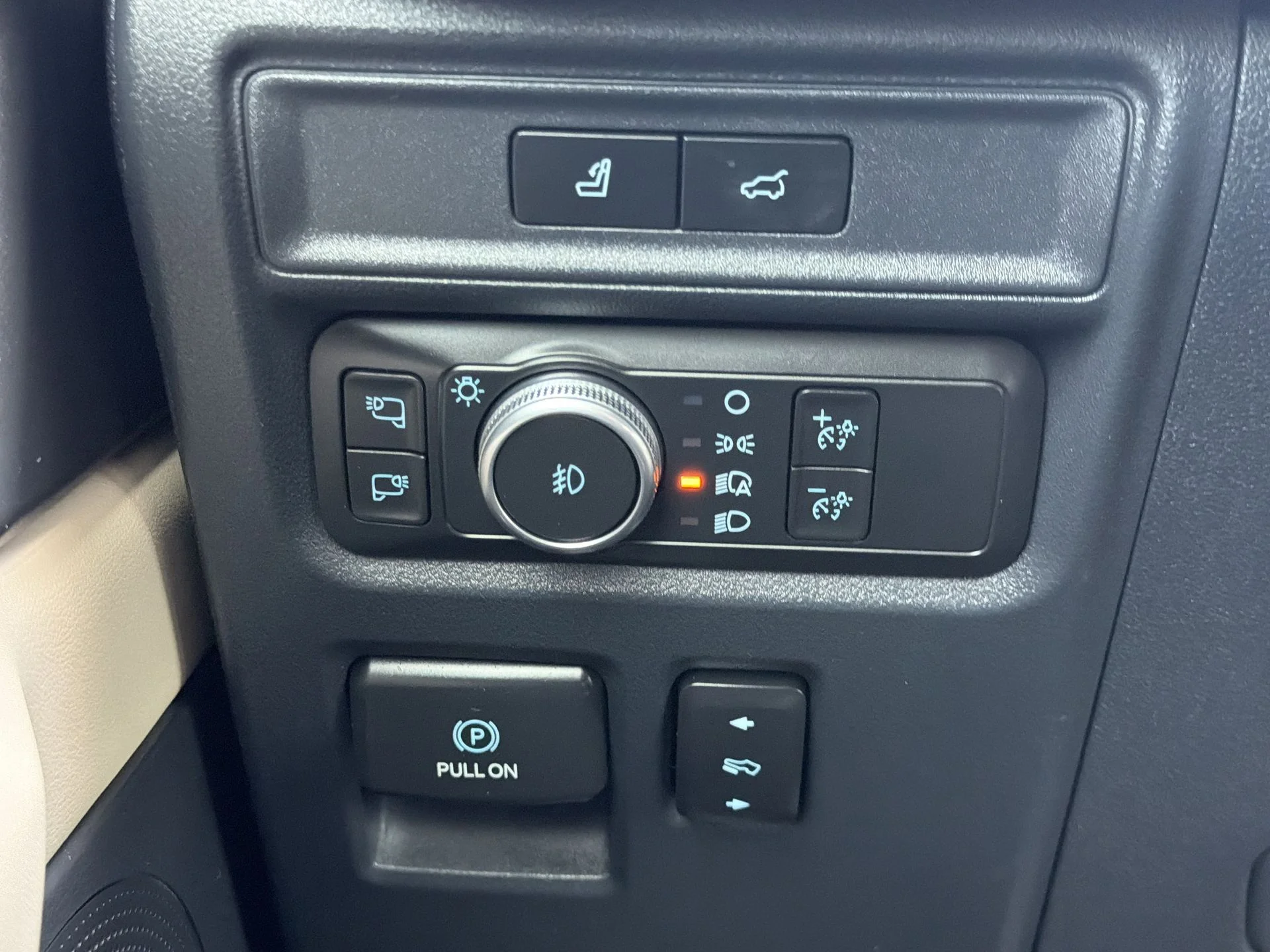 Used 2022 Black Metallic Ford Platinum image 32