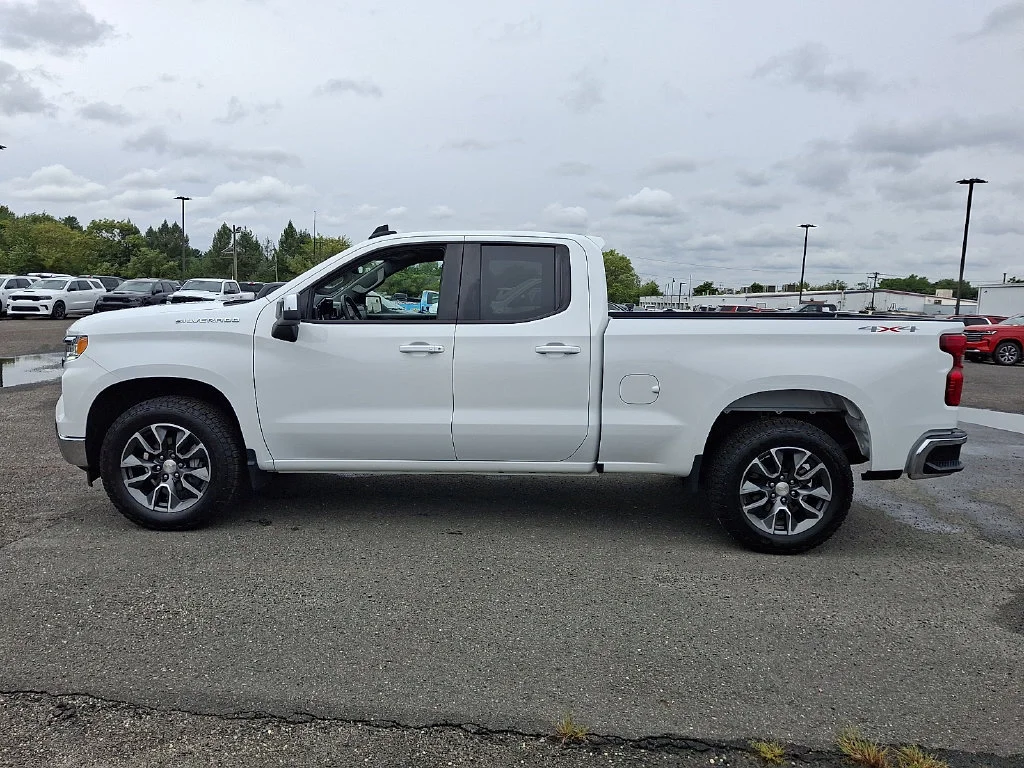 Used 2024 Summit White Chevrolet LT image 7