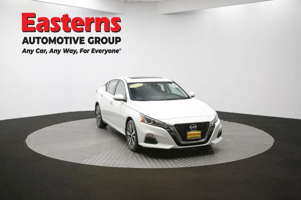 Used 2022 White Nissan 2.5 SV image 50