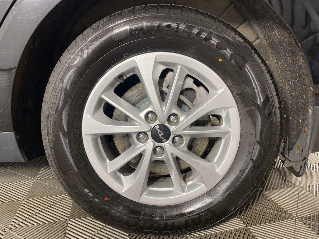 Used 2022 Aurora Black Kia LXS image 9