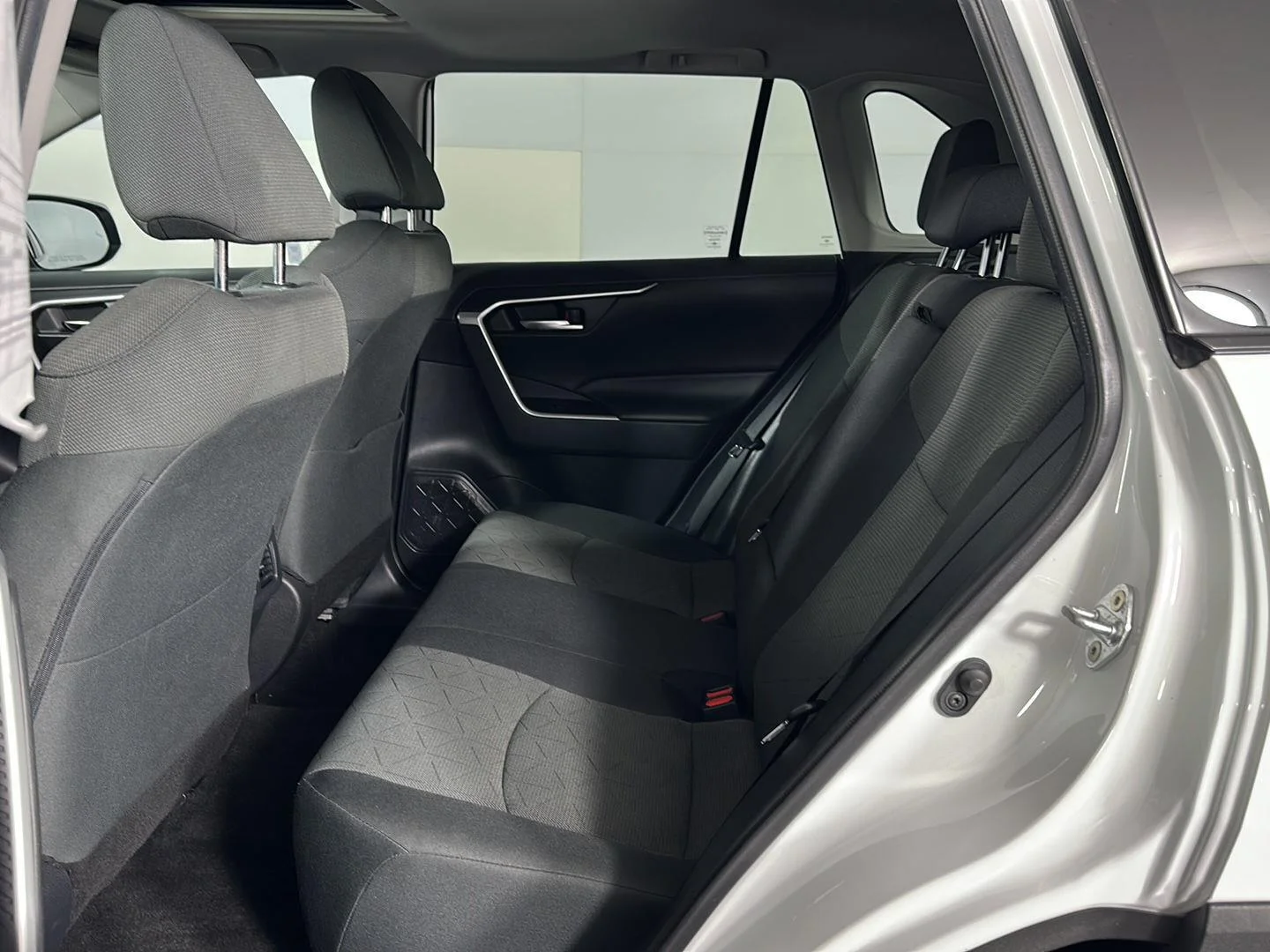 Used 2022 White Toyota XLE image 26