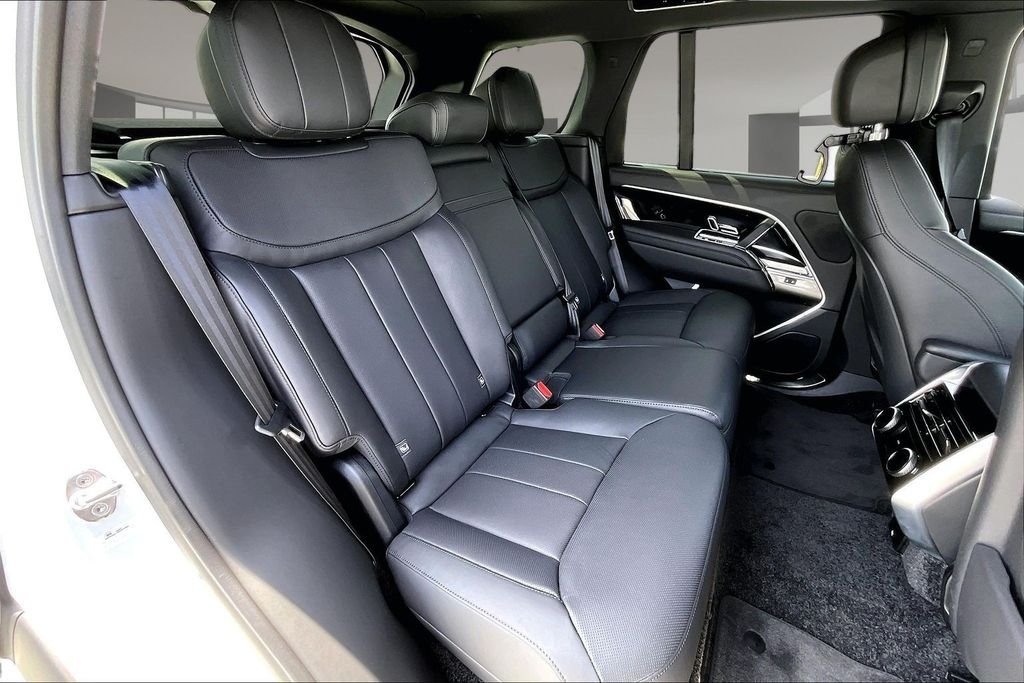 New 2026 FUJI WHITE Land Rover SE image 10