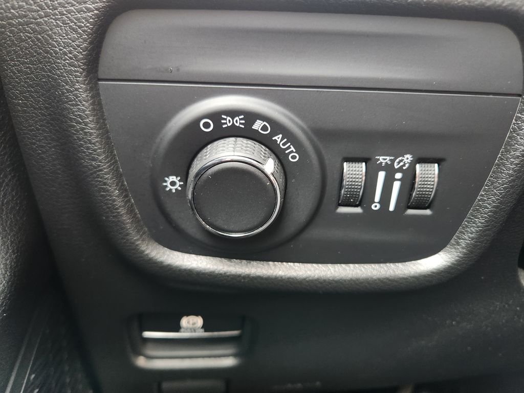 Used 2024 Silver Jeep Laredo image 16